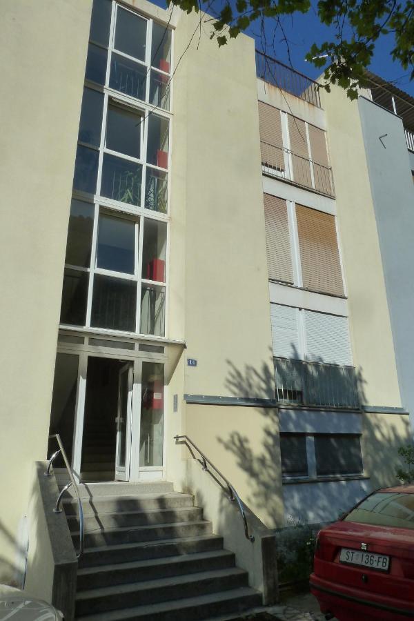 Apartments By The Sea Omis - 15485 Bagian luar foto